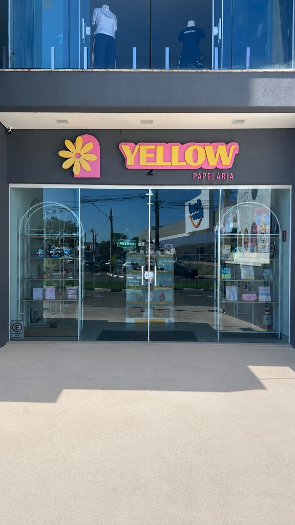 Fachada da loja física Yellow Papelaria em Mogi Guaçu